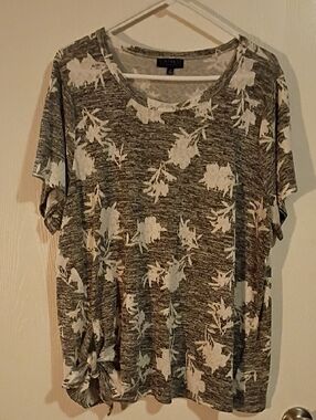 Cameo Appearance Gray Marled Floral Short Sleeve Tie-Hem Tee